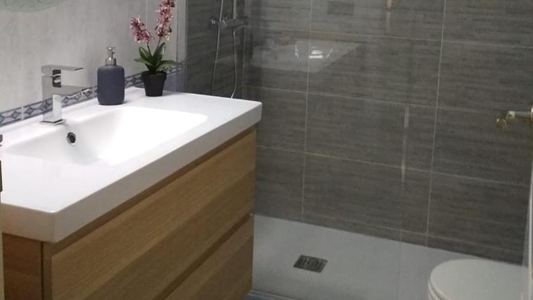 REFORMAS EN GENERAL GIRONA S.L. - Albañil