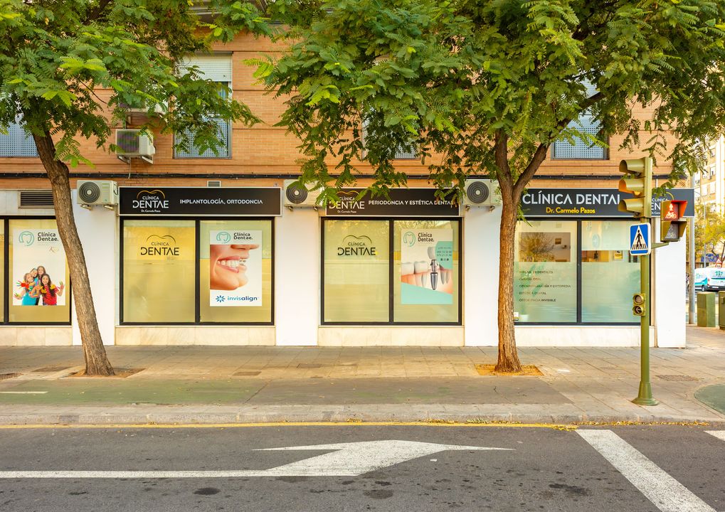 CLINICA DENTAE. Clinica dental Sevilla . Dr. Carmelo Pazos · Dentista